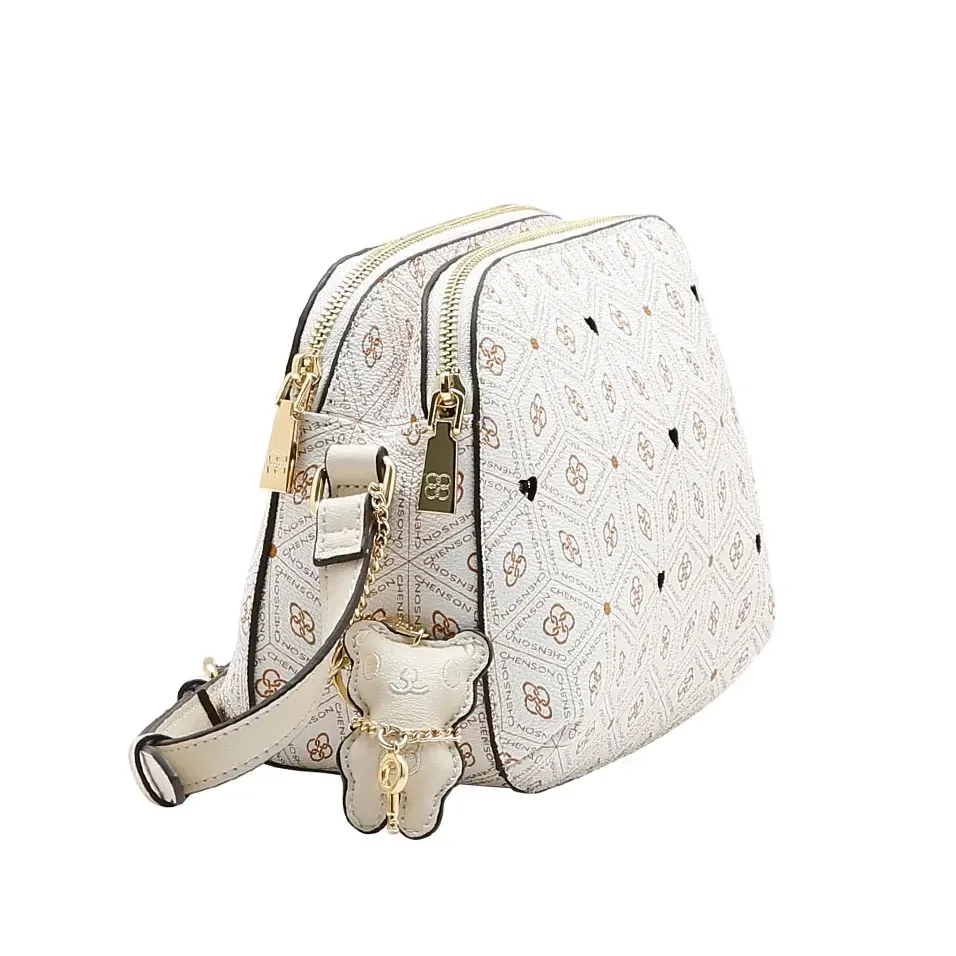 Bolsa transversal Chenson off white vista lateral mostrando zíperes dourados e alça ajustável.